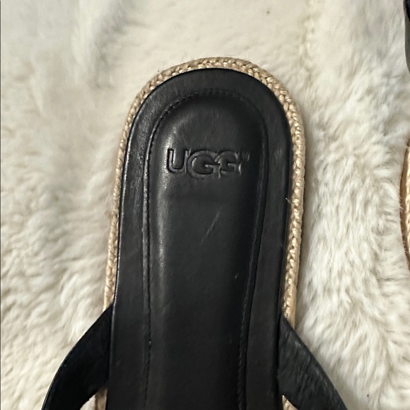 UGG Black leather flip flop. Size 8. Excellent condition. - Picture 3 of 6